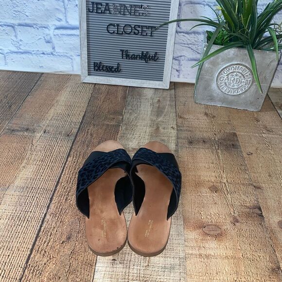 Diane Von Furstenberg
Baile Leopard-Print Suede Sandals - Picture 4 of 13